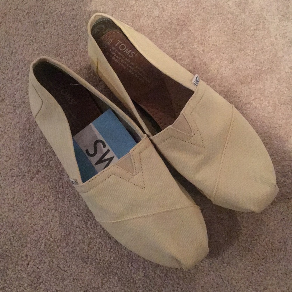 NWOT Tom’s cream canvas memory foam slip on
